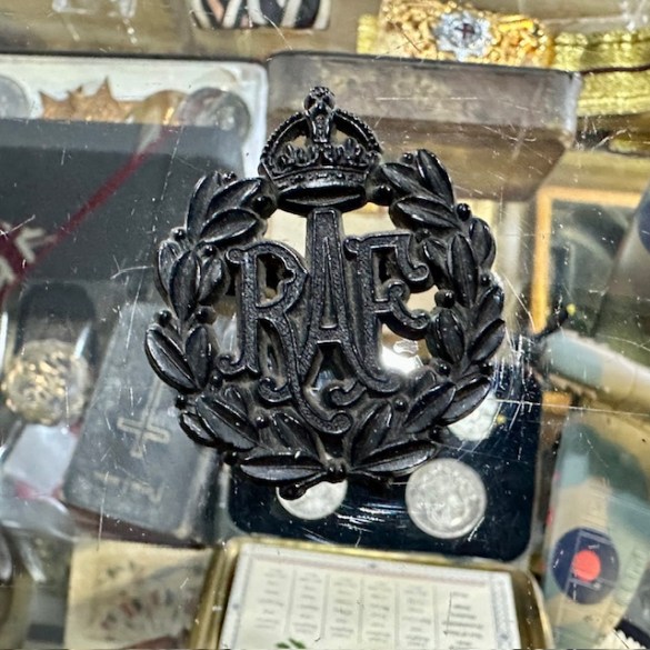 WW2 Bakerlite RAF Cap Badge 3